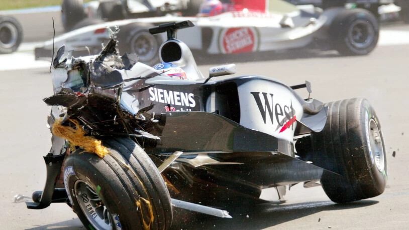 Nach einem Jahr bei Sauber wechselte Räikkönen für fünf Saisons zu McLaren-Mercedes. Seine Bilanz bei den Silberpfeilen: 9 Siege, WM-Zweiter 2003 und 2005. Hier kam er bei einem Unfall 2003 im Grand Prix von Deutschland mit dem Schrecken davon