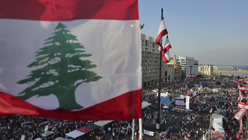 Tausende protestieren in Beirut gegen die Regierung, am Jahrestag der Staatsgründung vor 76 Jahren.