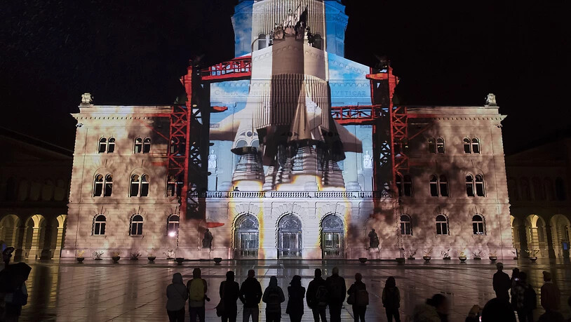 Das Lichtspektakel "Rendez-vous Bundesplatz" projizierte dieses Jahr Bilder der Mondlandung vor fünfzig Jahren an die Fassade des Bundeshauses. Über 550'000 Menschen sahen sich die Vorführungen an. (Archivbild)