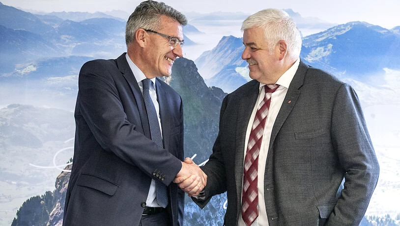 Der unterlegene Kandidat, SVP-Nationalrat Pirmin Schwander (links), gratuliert dem Schwyzer Baudirektor Othmar Reichmuth zur Wahl in den Ständerat.