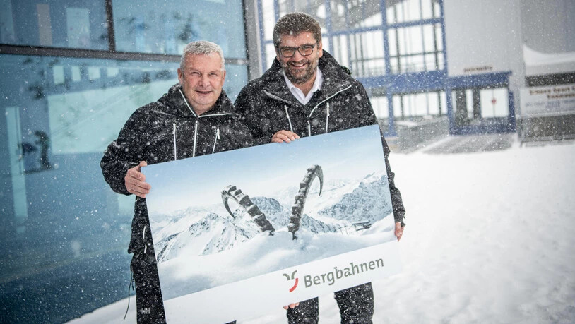 Präsident Martin Hug (rechts) und Maurus Tomaschett präsentieren die «Graubünden Card» von Bergbahnen Graubünden.