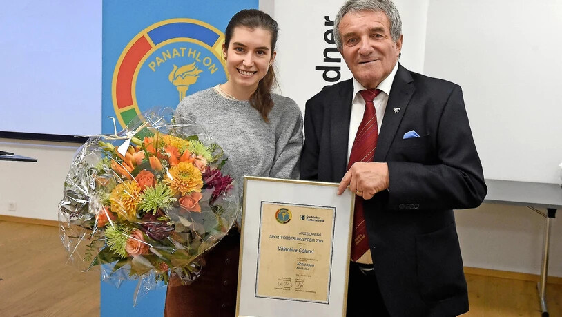 Auszeichnung: Panathlon-Präsident Leo Jeker überreicht Valentina Caluori den Sportförderpreis.