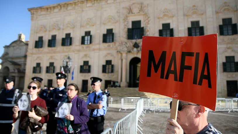 Demonstration vor dem Regierungssitz in der Hauptstadt Valletta. Das Schild deutet Nebeneinkünfte von Ministerpräsident Muscat und von Mitgliedern seiner Regierung an.