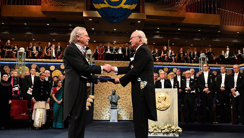 Schwedens König Carl XVI. Gustaf (r.) überreichte dem österreichischen Preisträger Peter Handke in Stockholm den Nobelpreis für Literatur.