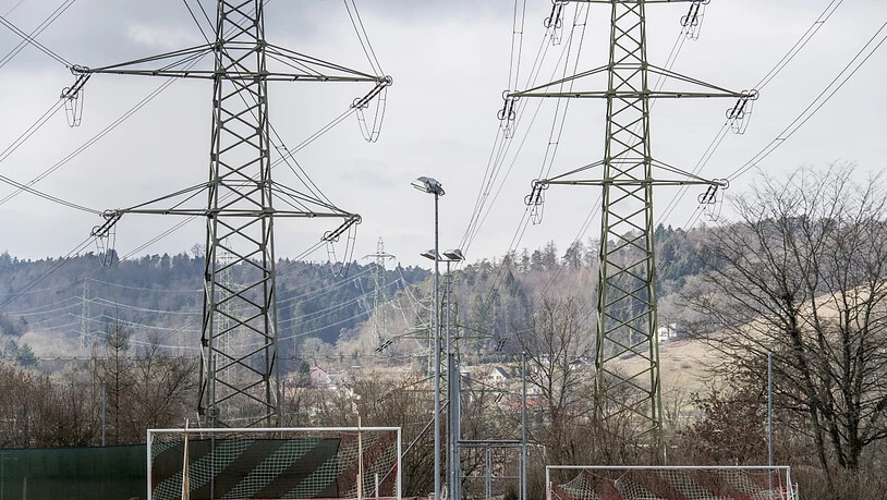 Der Stromkonzern Axpo hat vom Anstieg der Preise am europäischen Strommarkt profitiert und deutlich mehr Gewinn ausgewiesen - im Bild Strommasten in Beznau. (Archiv)