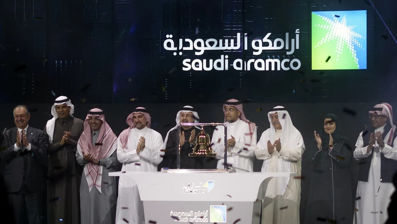 Saudi Aramco-Verantwortliche und Börsenvertreter feieren den Börsengang des Ölkonzerns an der Börse in Riyad.