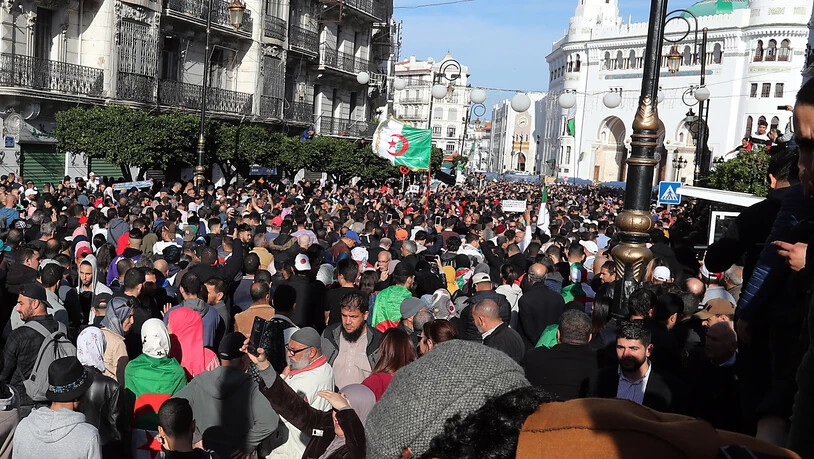 Demonstranten in Algier lehnen die Präsidentenwahl ab. Sie werfen den Kandidaten Nähe zu den alten Eliten Algeriens vor. Daher wird mit einer äusserst geringen Wahlbeteiligung gerechnet. (Bild vom 11. Dezember)