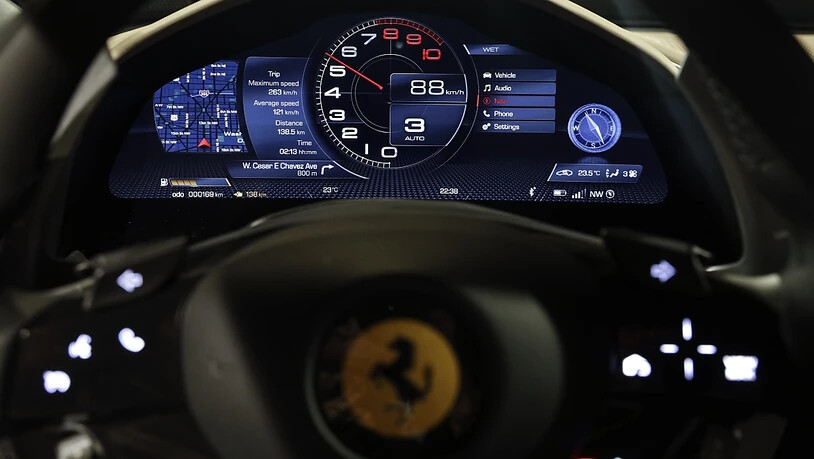 Die italienische Sportwagenschmiede Ferrari braucht länger als gedacht, um einen Elektrowagen auf die Strasse zu bringen. Ein rein batteriegetriebener Sportwagen wird nicht vor 2025 zu haben sein. Bislang hatten die Italiener 2022 angepeilt. (Archiv)
