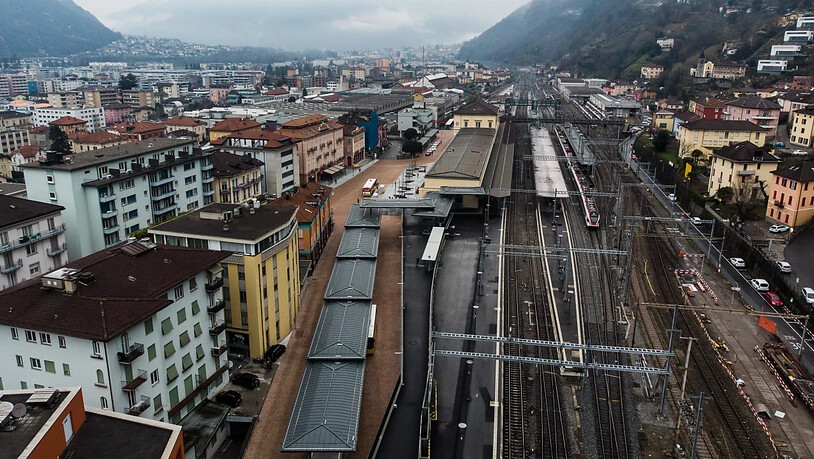 Blick auf den Bahnhof Bellinzona und den neuen Umsteigebahnhof mit Busstation.