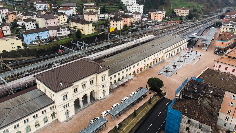 Der Bahnhof Bellinzona mit dem neuen Busbahnhof (rechts im Bild).