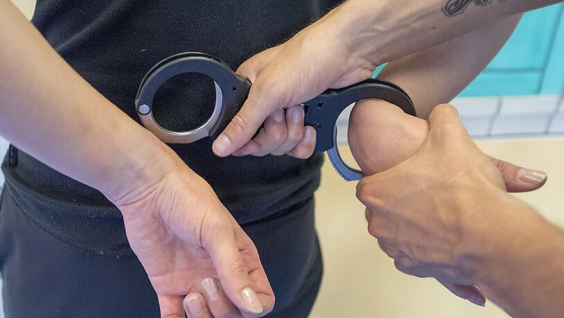 Die Handschellen klickten zu Recht, findet das Strafgericht Schwyz, und sprach vier Polizisten frei. (Symbolbild)