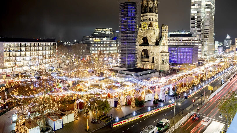 Der Weihnachtsmarkt am Breitscheidplatz in Berlin wurde am Samstagabend wegen verdächtiger Personen vorübergehend geräumt.