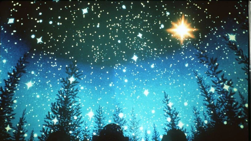 Der Stern von Bethlehem im Planetarium München. Dass er keinen Schweif hat, ist wissenschaftlich korrekt, denn es war definitiv kein Komet. Möglich ist eine Konjunktion von Jupiter und Saturn. Nahe beieinander hätten sie ausgesehen wie ein einziger, sehr…