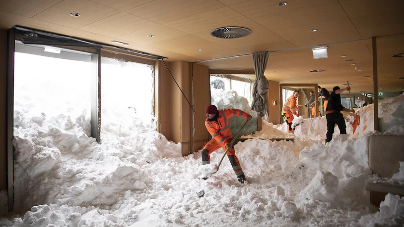 Auf der Schwägalp richtete am 10. Januar 2019 eine Lawine grossen Schaden an. Das Bild von den Aufräumarbeiten im Hotel "Säntis" ging um die Welt. (Archivbild)