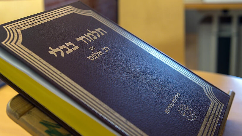 Ein Talmud - eines der bedeutendsten Schriftwerke des Judentums. Er zeigt auf, wie Regeln im Alltag von den Rabbinern verstanden und ausgelegt wurden. (Symbolbild)