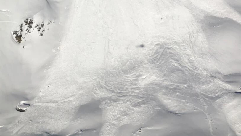 Die Schneemassen rissen den Snowboarder am Piz Nair rund 400 Meter mit. Er wurde schwer verletzt.