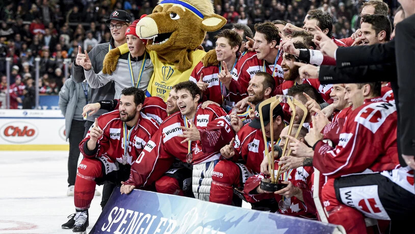 Das Team Canada feiert den 16. Spengler-Cup-Titel.