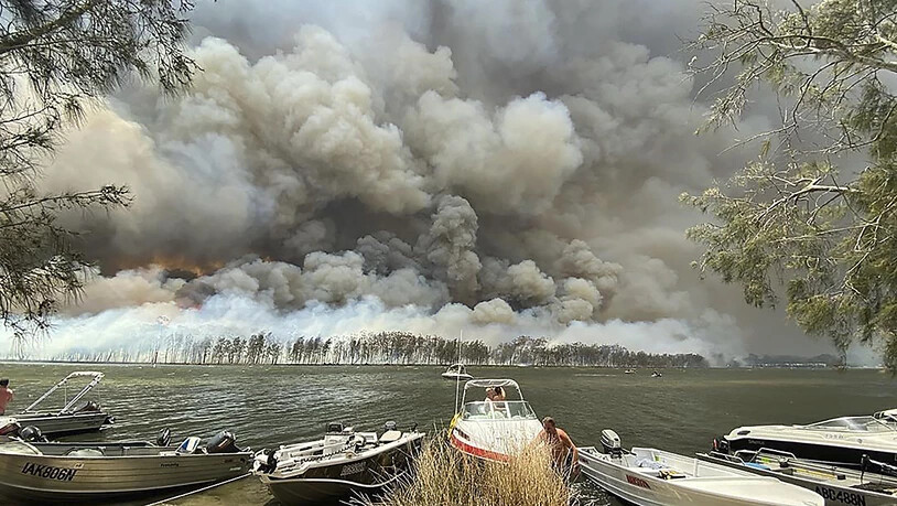 Feuerinferno am Lake Conjola in Australien: Schweizer Touristen scheinen keine ernsthaft bedroht zu sein.