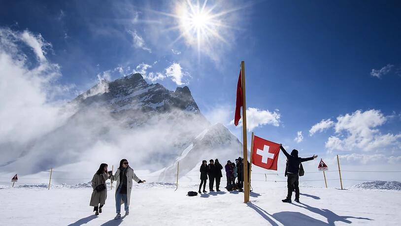 Touristen auf dem Jungfraujoch. 2019 haben zwar ein Prozent weniger Personen die Attraktion besucht, allerdings war das für die Jungfraubahnen immer noch das zweitbeste Ergebnis ihrer Geschichte. (Archiv)