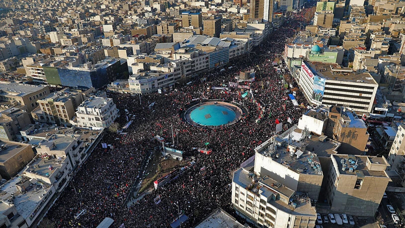 Hunderttausende Menschen gedenken in Teheran des getöteten Top-Generals Ghassem Soleimani.
