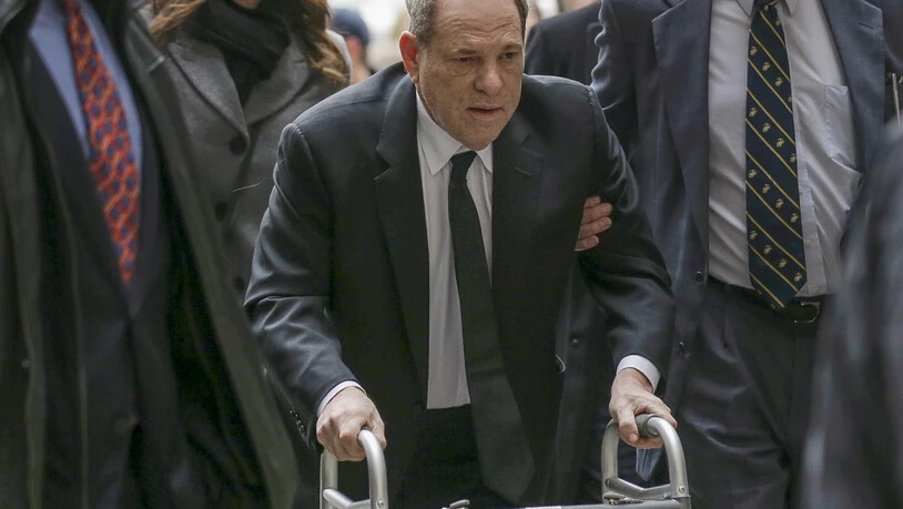 Harvey Weinstein erschien am Montag mit einem Rollator als Gehhilfe zum Obersten Gericht des Bundesstaates New York in Manhattan.