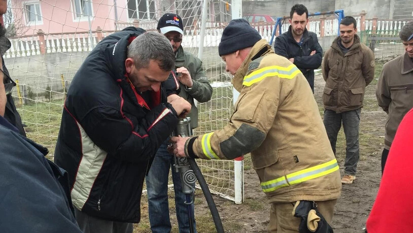 Roland Meier (r.) bringt 2015 Feuerwehr-Ausrüstung und Know-How ins Bergdorf Zeljezno Polje in Bosnien.