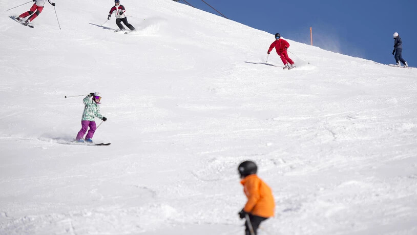 Fahrspur der vorderen Skifahrer und Snowboarder respektieren: So lautet die FIS Regel Nr. 3.