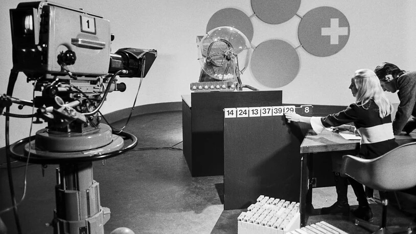Aufnahme von der Hauptprobe zur ersten Ziehung von Lotto-Zahlen in der Schweiz am 6. Januar 1970 im Fernsehstudio Zürich. Die erste "echte" Ziehung fand am 10. Januar 1970 statt. 200'000 Franken warteten auf den glücklichen Hauptgewinner.  (KEYSTONE…