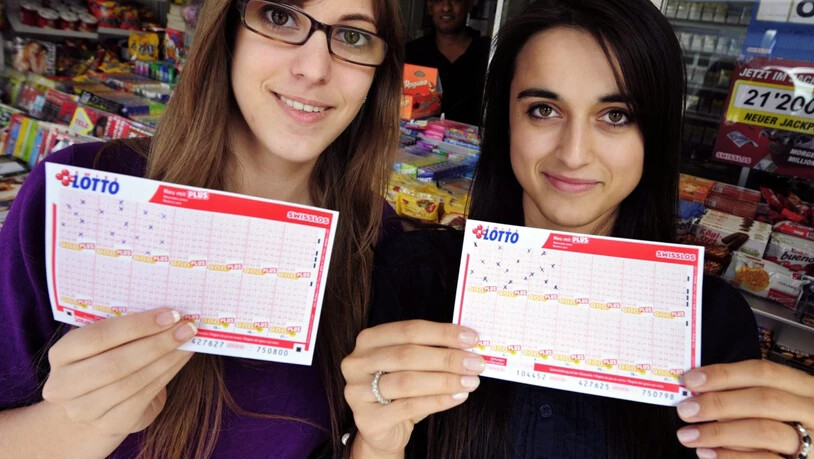 Zwei junge Frauen strahlen im Juni 2009 in Zürich mit ihren "garantiert richtigen Lotto-Zahlen". Im Schweizer Zahlenlotto waren damals erstmals in der Geschichte über 20 Millionen Franken zu gewinnen. (Archivbild)