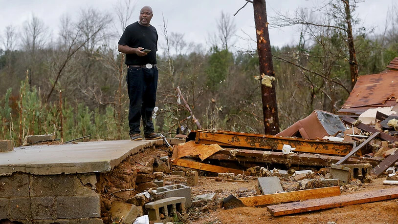 Ein Mann betrachtet die Überreste eines von einem Sturm im Bundesstaat Alabama zerstörten Hauses.
