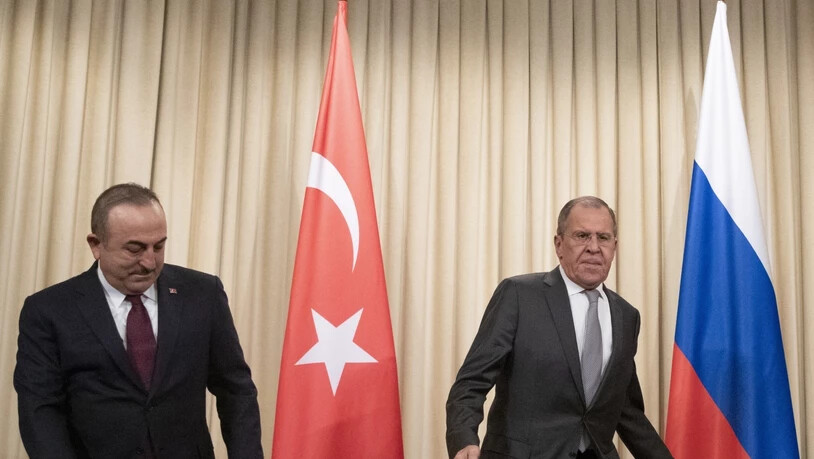 Der türkische Aussenminister Mevlüt Cavusoglu (l.) und sein russischer Amtskollege Sergej Lawrow am Montag in Moskau an einer Medienkonferenz nach siebenstündigen Gesprächen über Libyen.