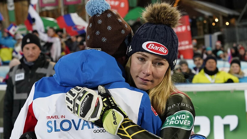 Mikaela Shiffrin gratuliert Petra Vlhovas Entourage mit Trainer Livio Magoni, kann ihre Enttäuschung aber nicht verbergen