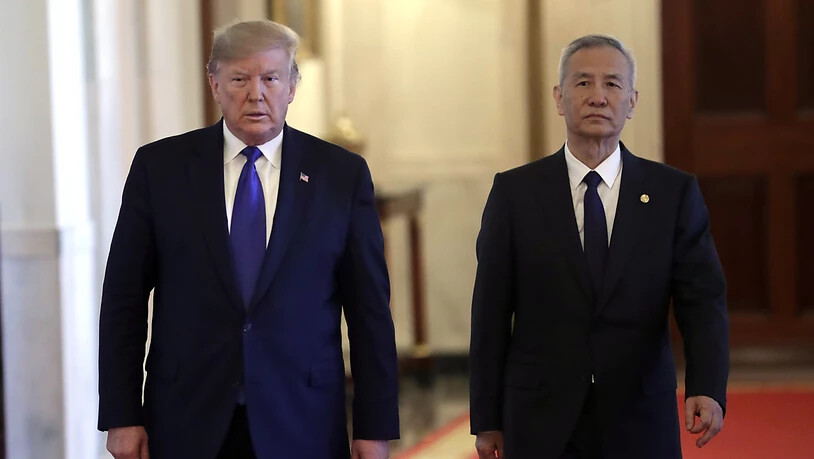 US-Präsident Donald Trump und Chinas Vizepremier Liu He auf dem Weg zur Unterzeichnung eines Teilabkommens zur Beilegung des Handelsstreits der beiden Länder.