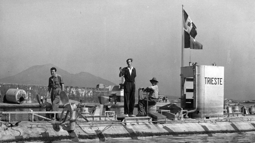 Das "Bathyscaphe" Trieste 1953 bei einem Testtauchgang nahe Neapel. Piccard sitzend rechts. (Archivbild)