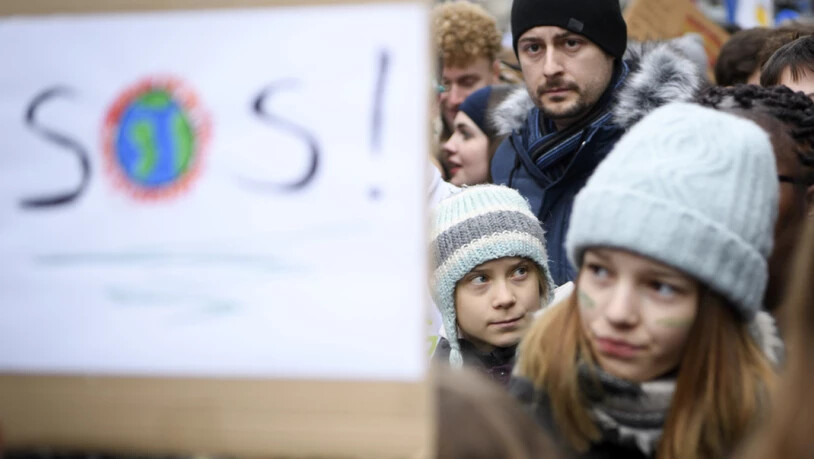 Die schwedische Umweltaktivistin Greta Thunberg (Mitte) marschiert am Klimaprotest in Lausanne mit.
