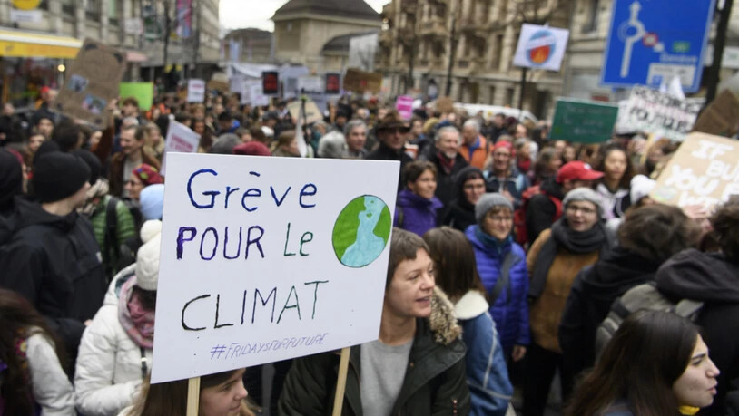Tausende Menschen marschierten vom Bahnhof in Lausanne zur Place de la Riponne, um gegen die Klimaerwärmung zu demonstrieren.