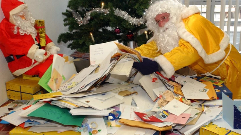 Weihnachtsmann, Christkind, Père Noël  und Babbo Natale sind an Weihnachten mit Kinderbriefen aus der ganze Schweiz überhäuft worden. (Archivbild)