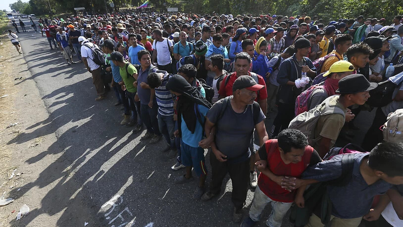Von mexikanischen Nationalgardisten aufgehaltene Migranten bilden in der Nähe der mexikanisch-guatemaltekischen Grenze eine Menschenkette.