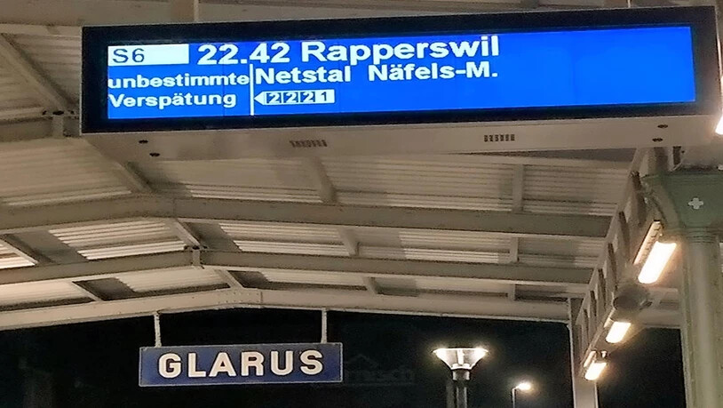 Unbestimmte Verspätung: Bei eisigen Temperaturen müssen die Passagiere auf das Eintreffen der S-Bahn warten.