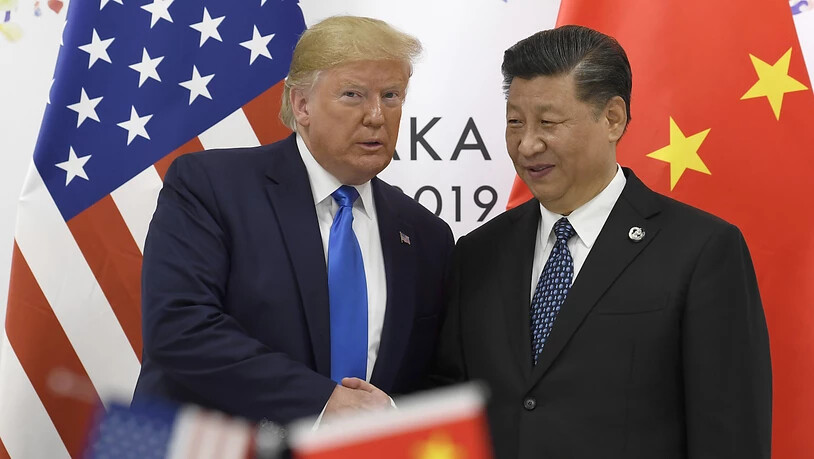 China unter der Führung von Xi Jinping (rechts) kommt US-Präsident Donald Trump im Handelsstreit entgegen und reduziert Strafzölle auf US-Importe. (Archivbild)