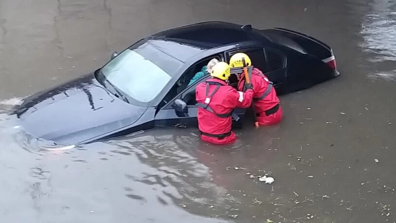 Wegen des Sturms wurden an vielen Orten Europas Strassen überschwemmt.