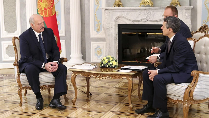 Bilaterale Gespräche am Kamin: Weissrusslands Präsident Alexander Lukaschenko (links) und Aussenminister Ignazio Cassis (rechts) in Minsk.