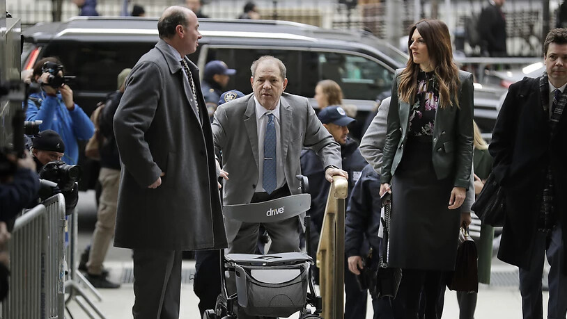 Harvey Weinstein (Mitte) vor dem Gerichtsgebäude in New York.