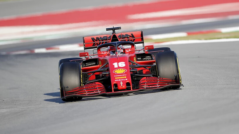 Charles Leclerc, in der letzten Saison der Fahrer mit den meisten Pole-Positions, büsste im Ferrari als Tages-Elfter mehr als 1,3 Sekunden auf die Tagesbestzeit von Lewis Hamilton ein