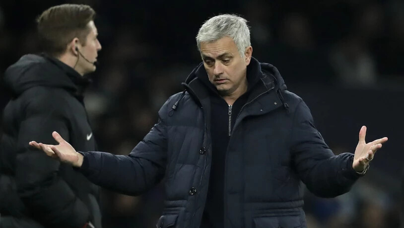 Tottenhams Trainer José Mourinho scheint sich zu denken: Was soll ich nur machen?