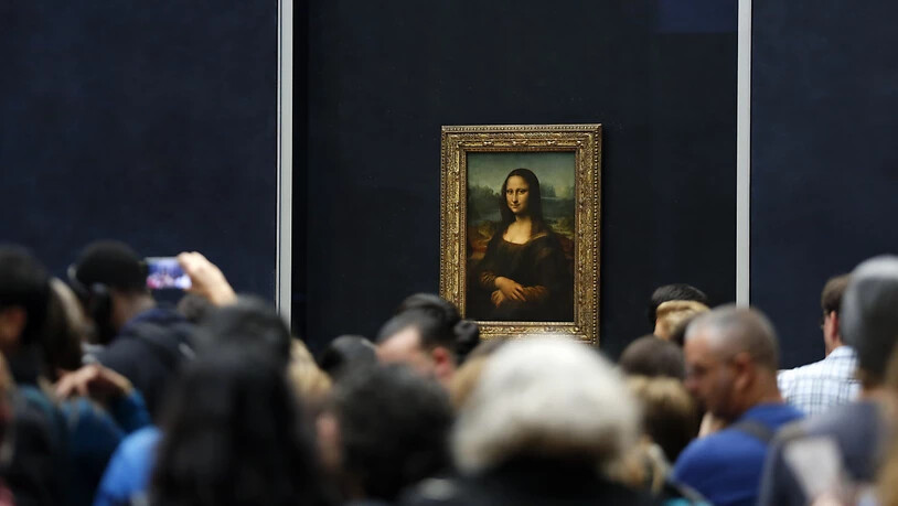 Touristen vor Leonardo da Vincis berühmtem Gemälde "Mona Lisa" im Museum Louvre in Paris. (Archivbild)