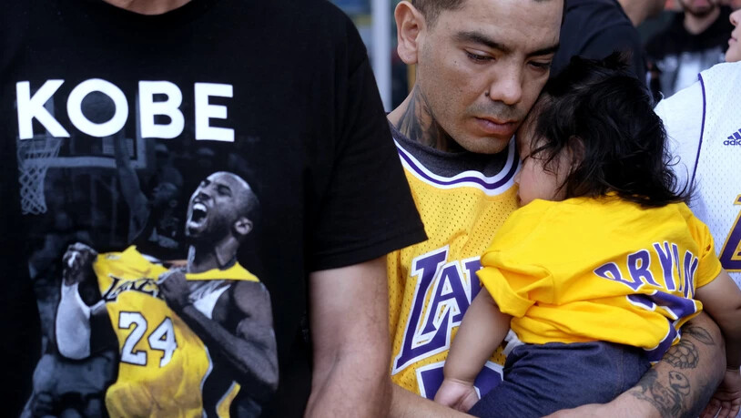 Fans in Los Angeles trauern um Basketball-Superstar Kobe Bryant und seine Tochter Gianna. (Foto: Ringo H.W. Chiu/AP Keystone-SDA)