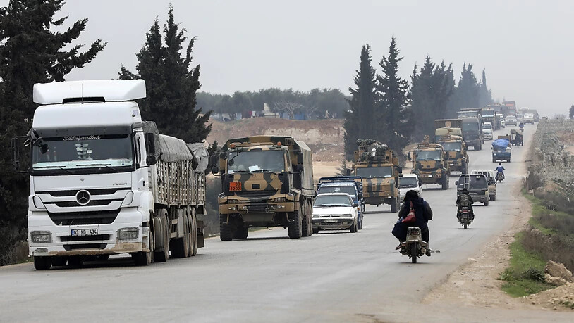 Ein türkischer Militärkonvoi fährt in den Osten der Provinz Idlib ein. (Bild vom Freitag)