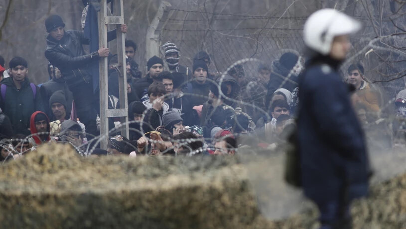 Mit Stacheldraht und Polizei-Einsätzen sollen Migranten an der Grenze zwischen der Türkei und Griechenland an der Weiterreise nach Westeuropa gehindert werden.