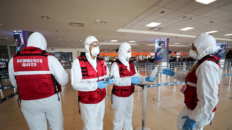 Auch in Ecuador werden ankommende Flugpassagiere auf Coronavirus-Erkrankungen untersucht. (Foto: Jose Jacome/EPA Keystone-SDA)